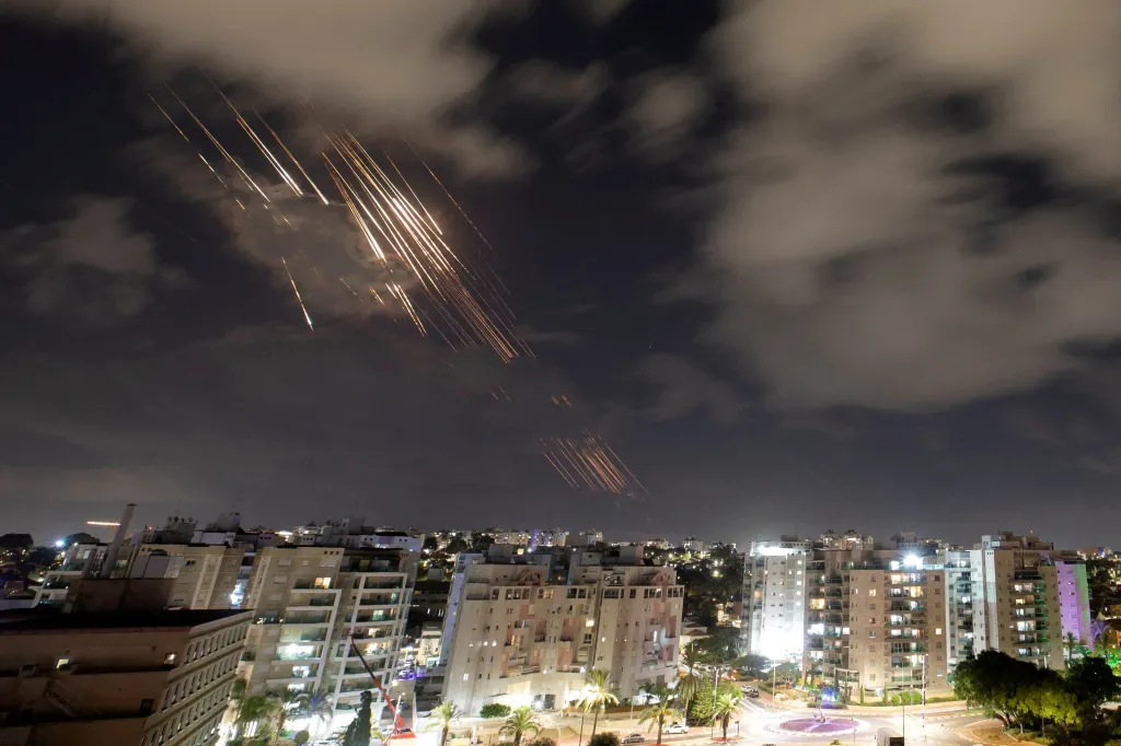 Israel's Iron Dome anti-missile system intercepts rockets after Iran fired a salvo of ballistic missiles, as seen from Ashkelon, Israel, October 1, 2024 REUTERS/Amir Cohen      TPX IMAGES OF THE DAY      ATTENTION EDITORS: ADDING INFORMATION