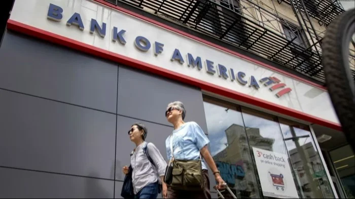The valuation multiple of small-cap stocks is falling, which could signal an economic downturn, BofA warns. / Photo: Bloomberg
