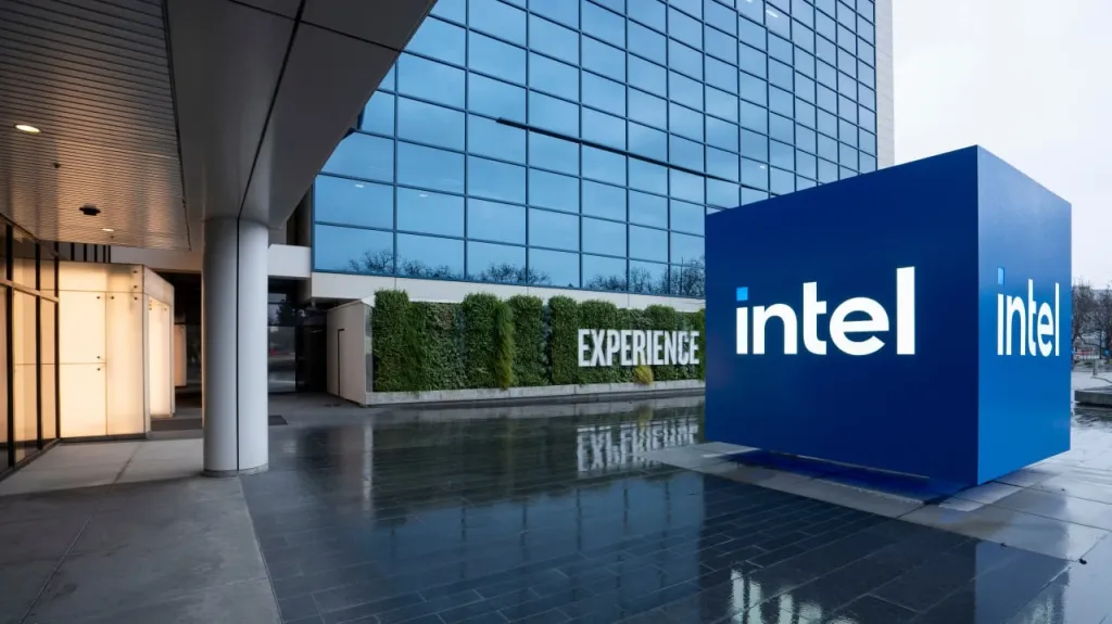 Аналитики видят риск падения акций Intel на 24% / Фото: Tada Images / Shutterstock.com