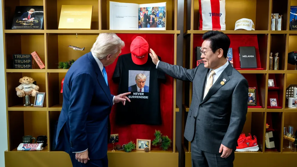 Президент США Дональд Трамп разрешил Южной Корее начать строительство собственных атомных подлодок, но на верфях в США / Фото: X / WhiteHouse