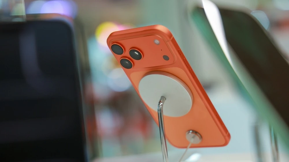 Apple в сентябре начала продажи iPhone 17 серии, а также нового смартфона iPhone Air / Фото: 19 STUDIO / Shutterstock.com