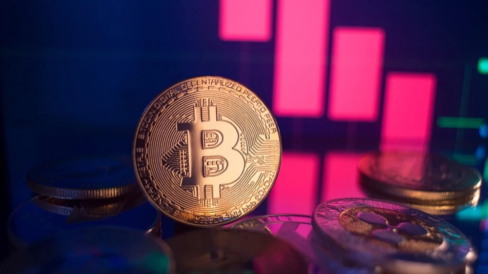 Совокупная капитализация крипторынка снизилась более чем на 2% после падения цены биткоина / Фото: DUSAN ZIDAR / Shutterstock.com