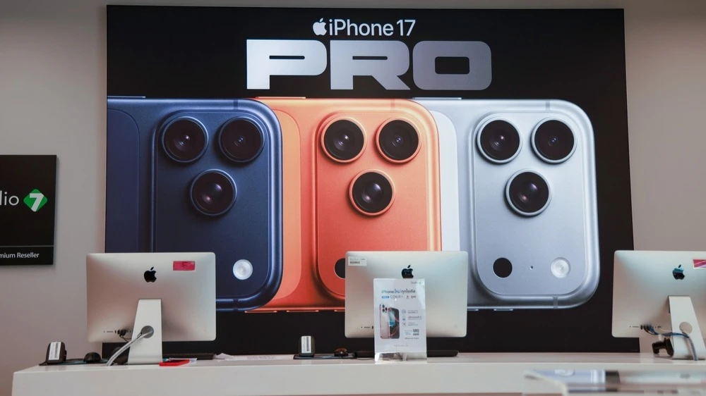 Apple планирует использовать для помощника Siri в iPhone ИИ-модель Google в несколько раз сложнее той, что есть у Apple сейчас / Фото: 19 STUDIO / Shutterstock.com