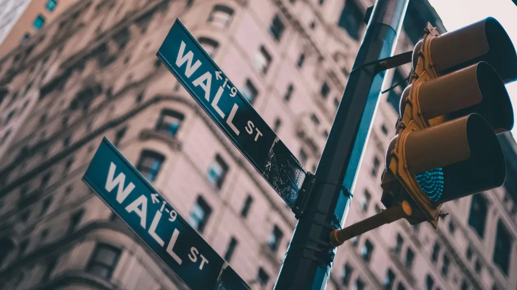 Фокус инвесторов в ноябре направлен на торговую сделку США и Китая, санкционную политику и американский шатдаун / Фото: Lo Lo / Unsplash.com