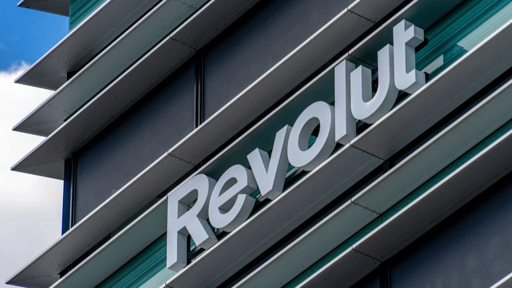 Крупнейший европейский необанк Revolut планирует за два года увеличить клиентскую базу с 65 млн до 100 млн пользователей путем глобальной экспансии / Фото: Veja / Shutterstock.com
