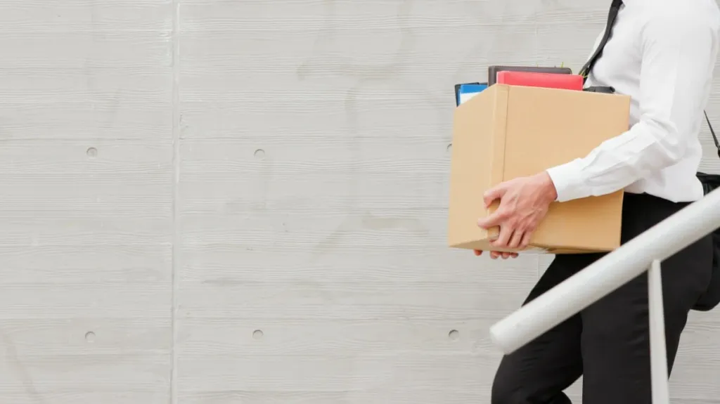 Компании в США объявили в октябре о максимальном числе сокращенных сотрудников с 2003 года / Фото: aslysun / Shutterstock.com