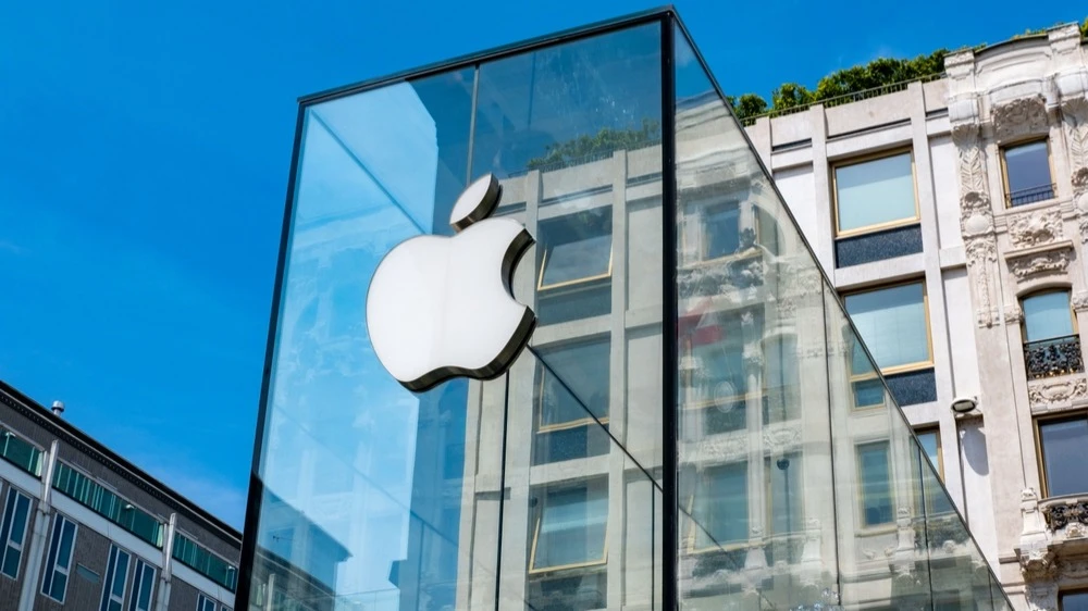 Apple планирует тратить около $1 млрд в год на ИИ-модель Google, чтобы модернизировать голосовой помощник Siri / Фото: Kittyfly / Shutterstock.com