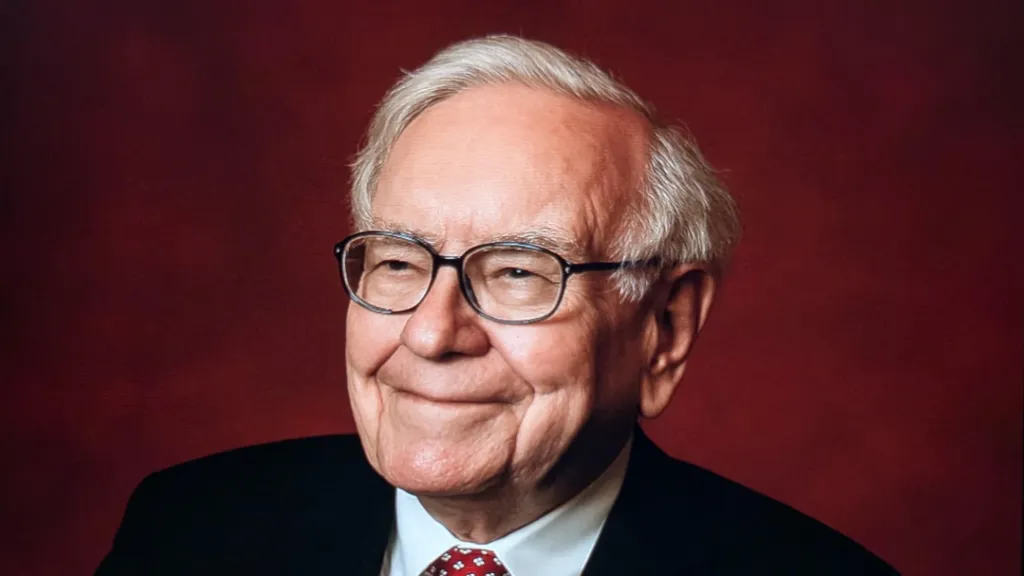Баффет в 95 лет по-прежнему работает в офисе пять дней в неделю / Фото: IAB Studio / Shutterstock.com