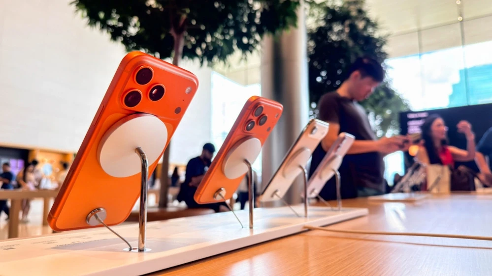 Apple может стать «тихой гаванью» для инвесторов, переживающих из-за чрезмерных трат компаний «Великолепной семерки» на ИИ / Фото: i viewfinder / Shutterstock.com