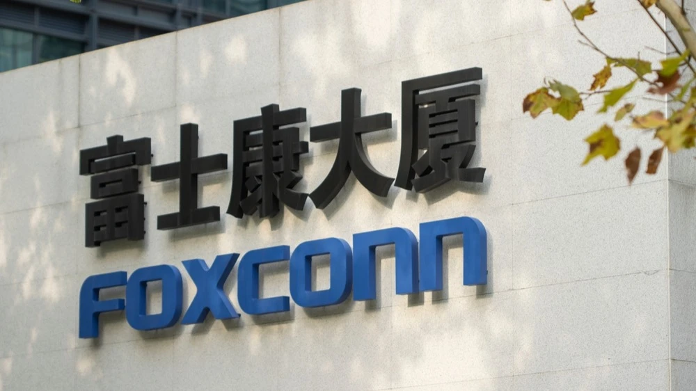 Спрос на ИИ-серверы поддержал прибыль Foxconn / Фото: Tada Images / Shutterstock.com