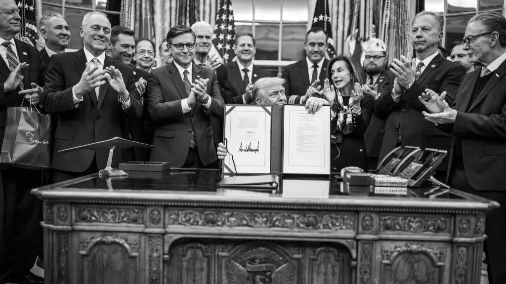 Пресс-служба Белого дома опубликовала черное-белую фотографию подписания Дональдом Трампом закона о прекращении шатдауна, чтобы подчеркнуть историческую важность события / Фото: X / Whitehouse
