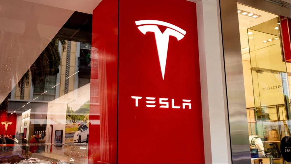 Акции Tesla вновь ушли в минус по сравнению с ценой начала января / Фото: bluestork / Shutterstock.com