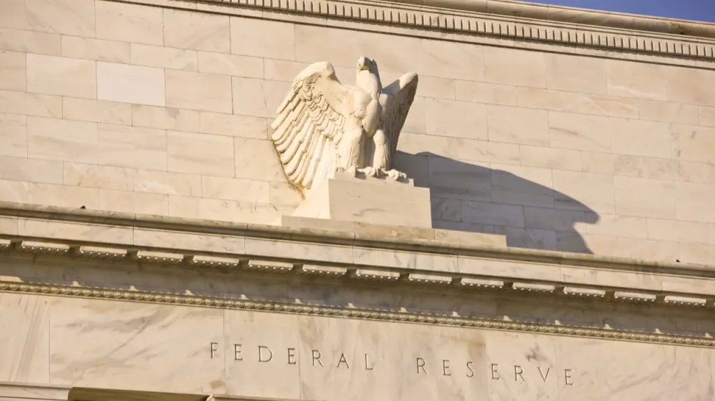 Заявления представителей руководства ФРС усиливают сомнения инвесторов в дальнейшем снижении ставок / Фото: Rob Crandall / Shutterstock.com