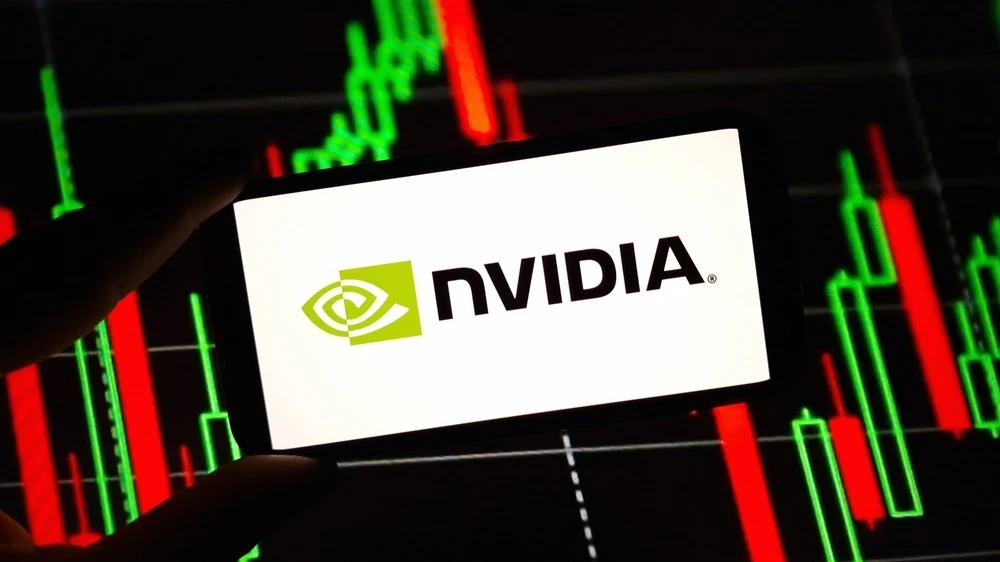 Nvidia превзошла прогнозы Уолл-стрит, заявив о рекордном спросе на архитектуру Blackwell и росте выручки от дата-центров, что подстегнуло ее акции и поддержало сектор ИИ. Фото: Shutterstock
