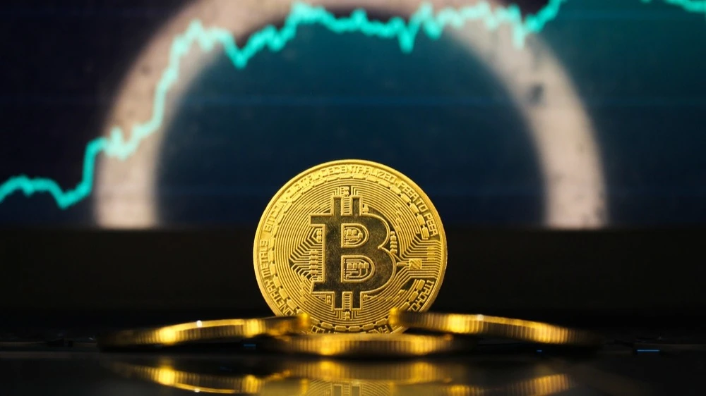 Аналитик Том Ли из Fundstrat считает, что криптовалюты сейчас задают тон американскому фондовому рынку, а их падение может сигнализировать о дальнейшем давлении на акции. Фото: Thrive Studios ID/Shutterstock