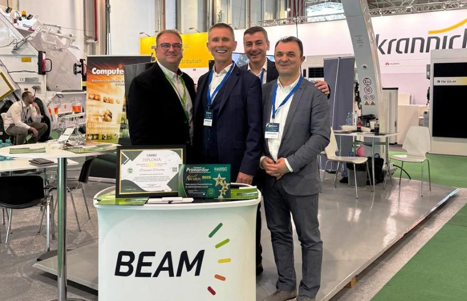CEO Beam Global Десмонд Уитли(в центре) / Фото: Beam Global X