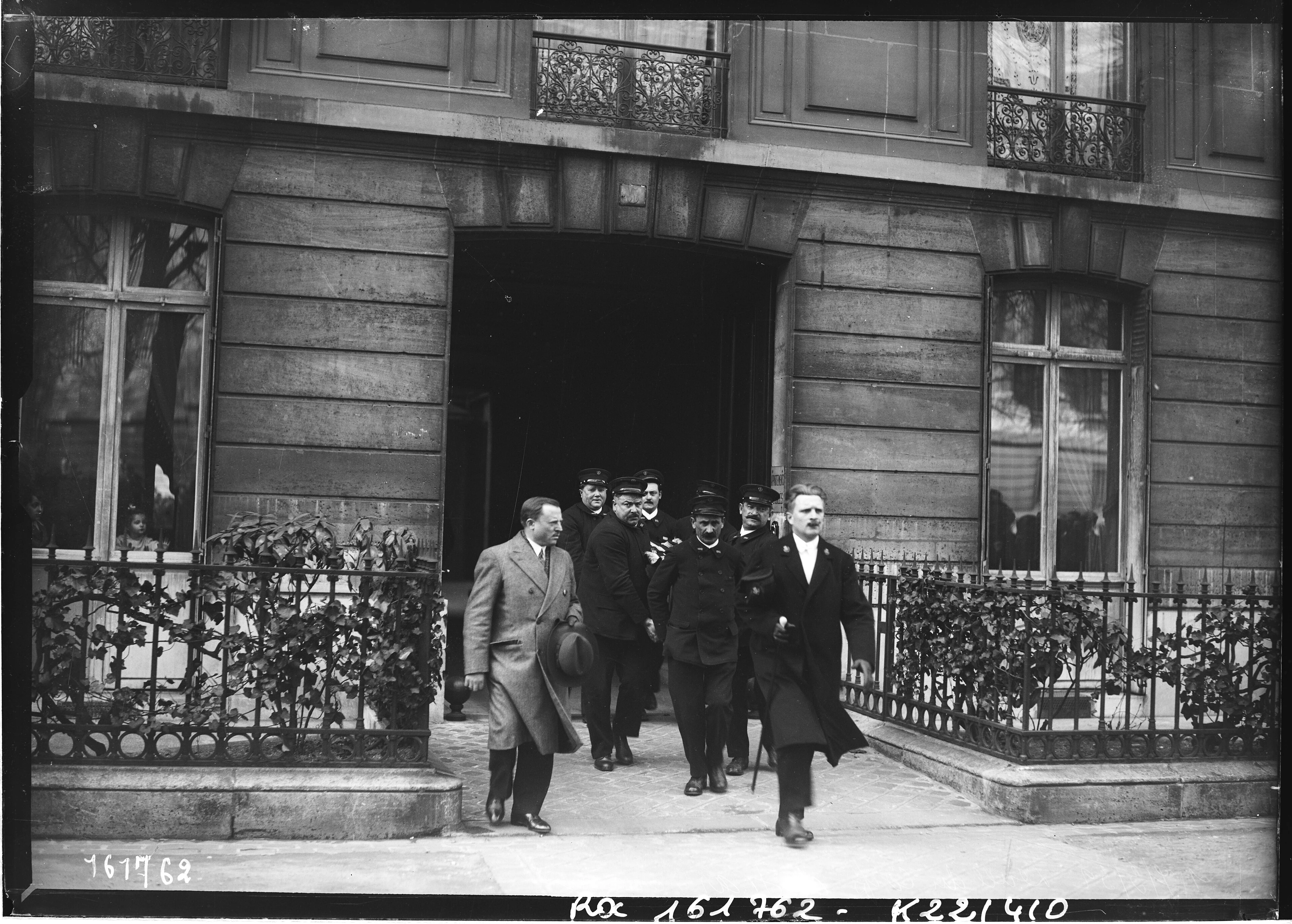Вынос тела Ивара Крюгера, март 1932 года. Фото: Архив Национальной библиотеки Франции.
