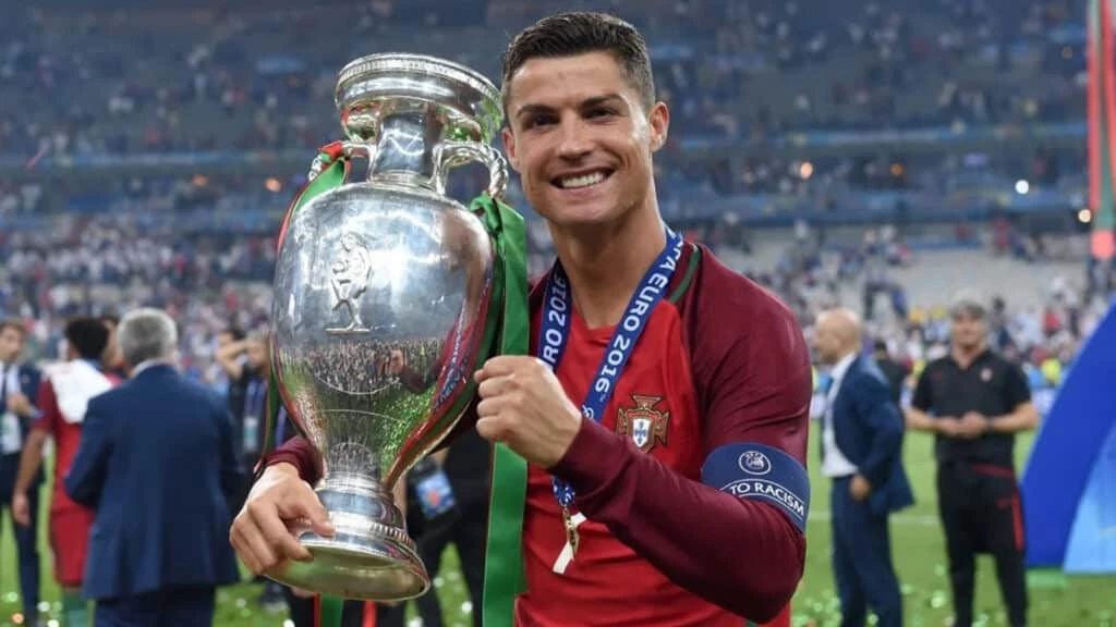 Финал Евро-2016: Капитан сборной Португалии Криштиану Роналду с кубком, на котором изображен древнегреческий барельеф /Фото: Getty Images