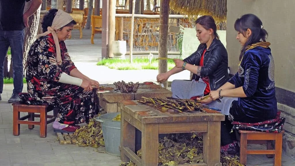 Один из этапов изготовления самаркандской бумаги. Бумажная фабрика «Meros» (Наследие), Конихиль, Самарканд, Узбекистан/Wikimedia Commons