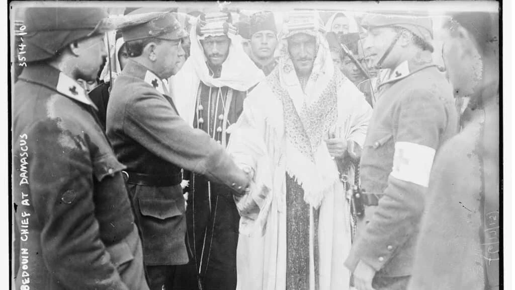 Предводитель бедуинов и османские офицеры в Дамаске. Бедуинские племена региона играли ключевую роль в военных действиях – некоторые поддерживали Османскую империю, другие, наоборот, вступали в союз с британцами и Францией. 1915 год/Library of Congress