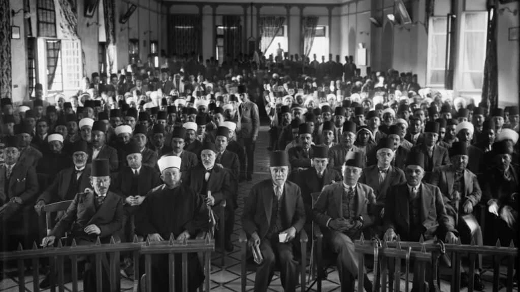 Арабское «протестное собрание» против Британской политики в Палестине в зале Rawdat el Maaref, 1929 год. Слева направо: неизвестный – Амин аль-Хусейни – Муса аль-Хусейни – Рагиб ан-Нашашиби – неизвестный/Wikimedia Commons