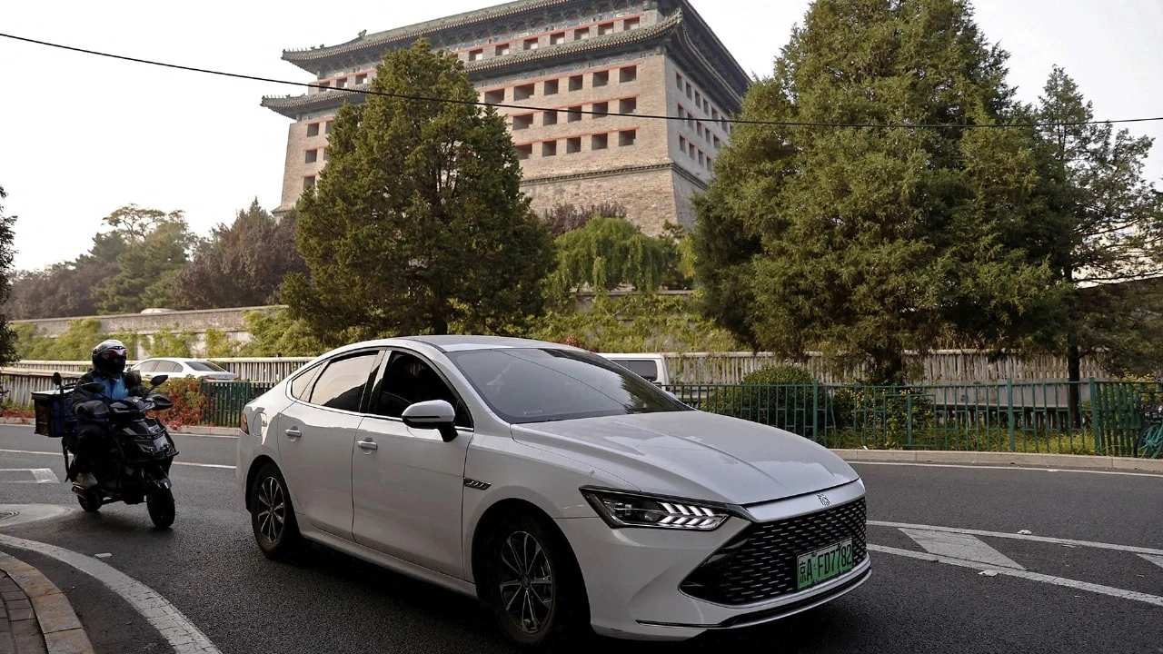 Электромобиль BYD на улицах Пекина. REUTERS/Tingshu Wang