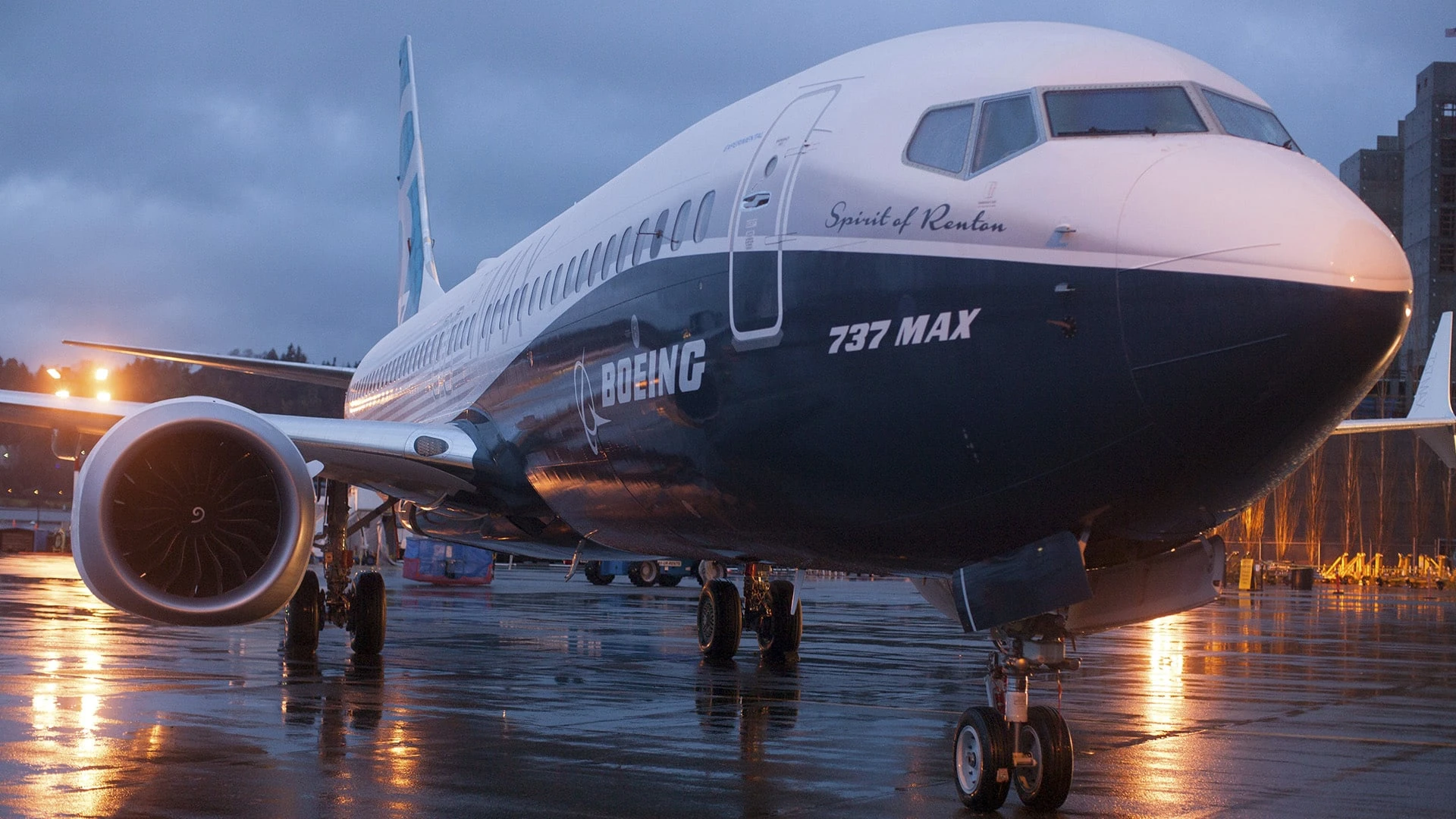 Boeing 737 MAX возле ангара на заводе Boeing в Рентоне / Фото: reuters
