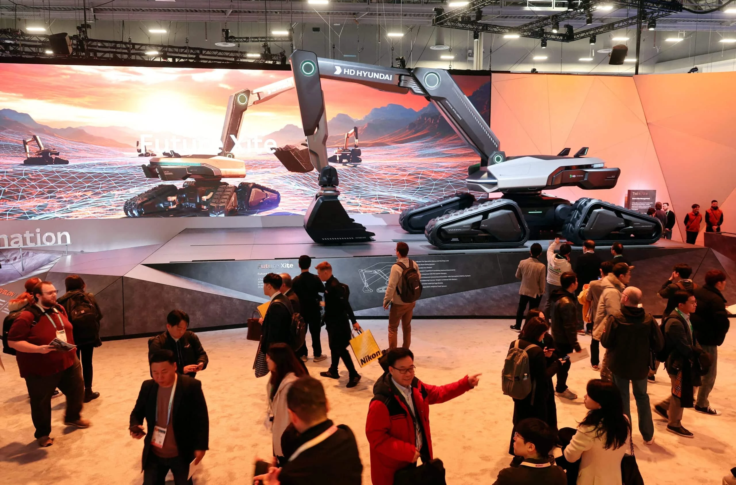 Электрический экскаватор от Hyundai на выставке CES 2024 / REUTERS/Steve Marcus