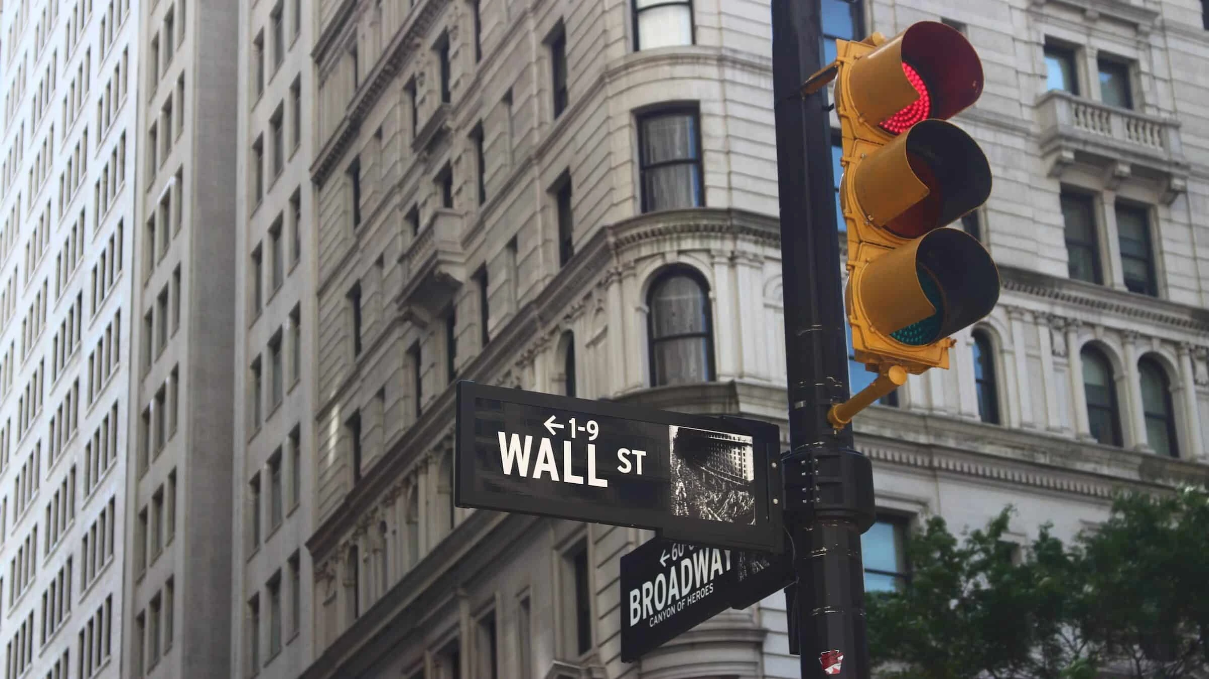 Инвесторы на Уолл-стрит ожидают данные по инфляции в США в декабре, которые могут повлиять на решения ФРС по ставке / Фото: Unsplash/Roberto Júnior