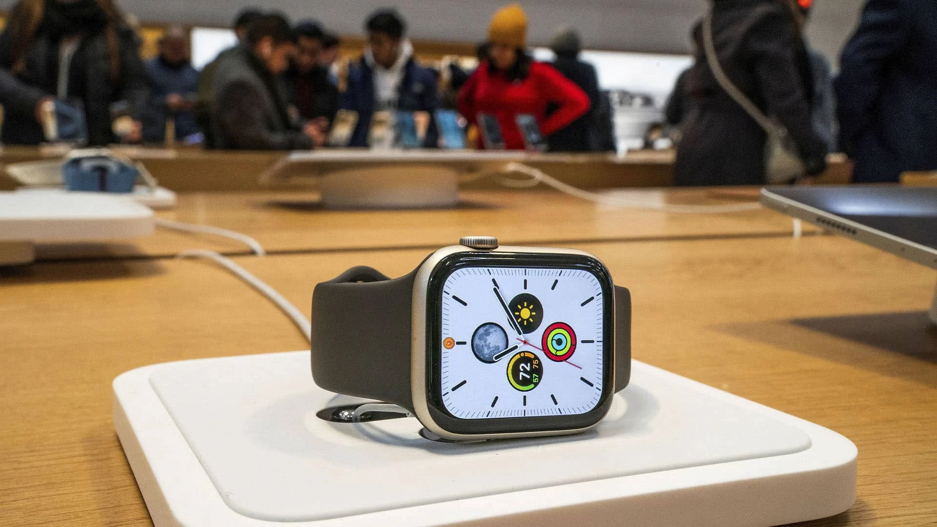 Apple Watch с функцией пульсоксиметра на прилавке магазина Apple Store в Нью-Йорке / Фото: reuters