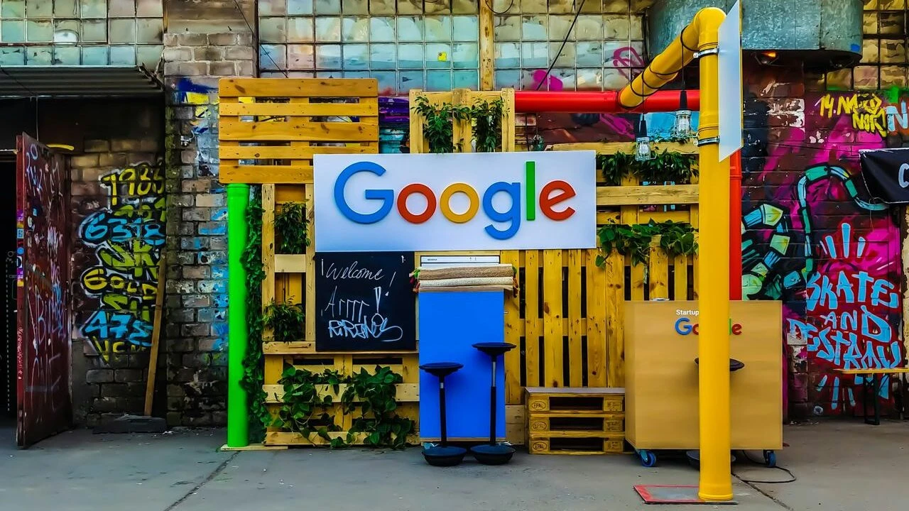 Google сменила тактику и сокращает людей постепенно, а не по несколько тысяч разом / Фото: Unsplash/Rajeshwar Bachu