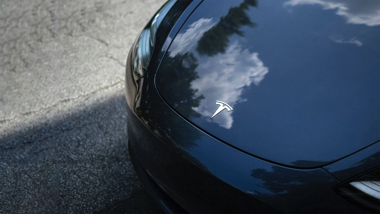 Tesla позитивным отчетом может подтолкнуть индекс Nasdaq 100 к новому максимуму  (unsplash/Cam Bradford)