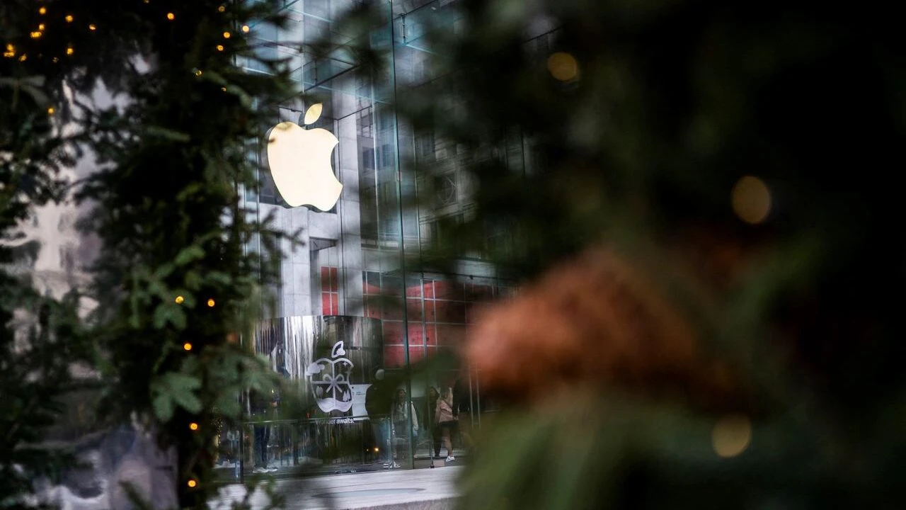 Apple пока не особо заметна на рынке ИИ, но в ближайшие годы технология может стать главным двигателем продаж iPhone / Фото: Reuters/Eduardo Munoz