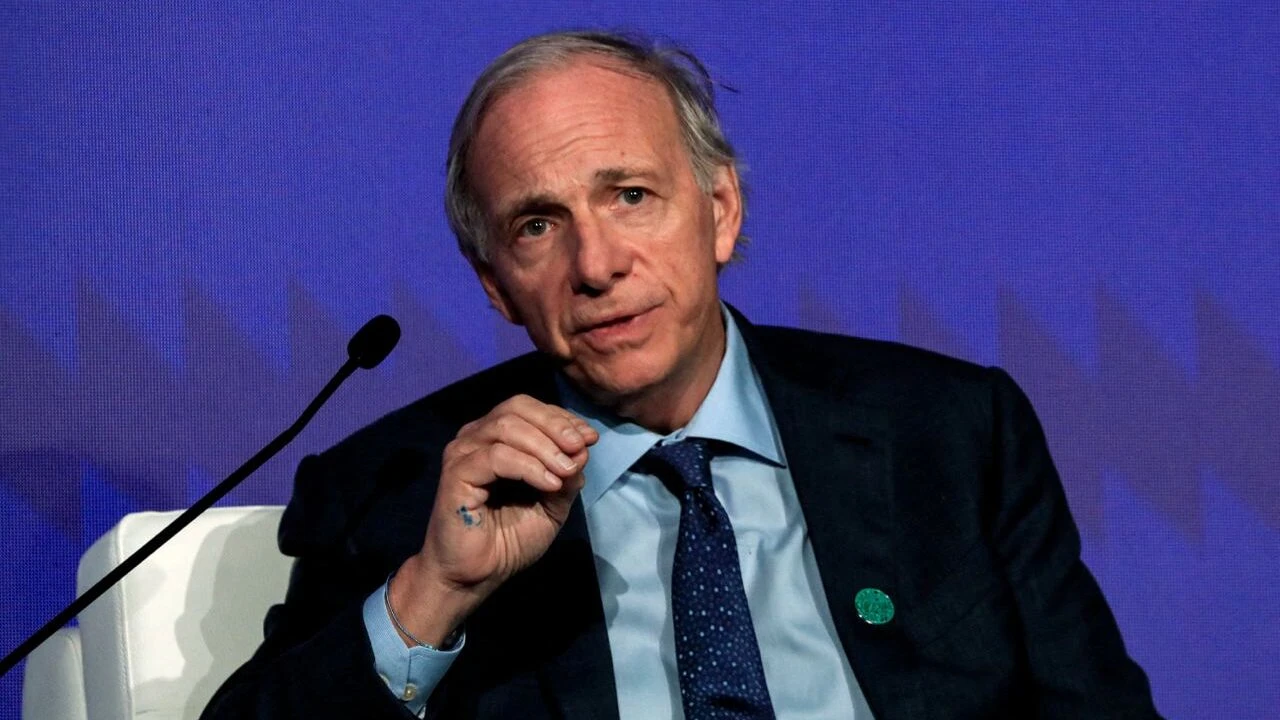 Инвестиционная компания миллиардера Рэя Далио верит в китайские акции, несмотря на продолжительный спад / Фото: Reuters/Thomas Mukoya