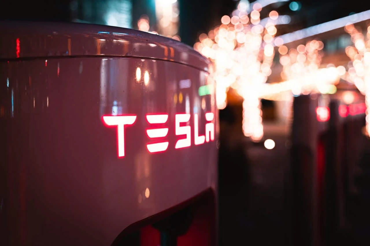 Акции Tesla упали на 12% после выхода разочаровывающего отчета (Paul Steuber / Unsplash)