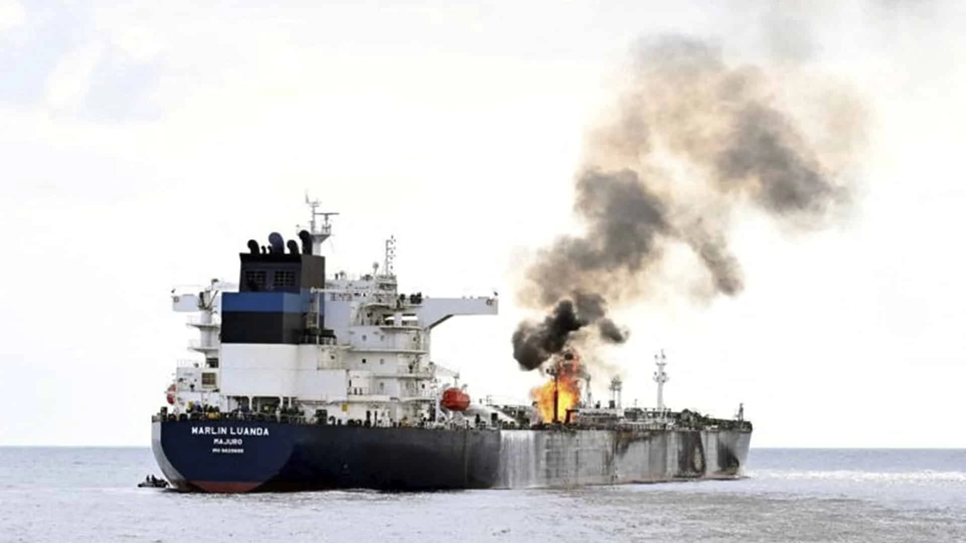 Нефтетанкер Marlin Luanda горит после попадания ракеты хуситов / Фото: reuters