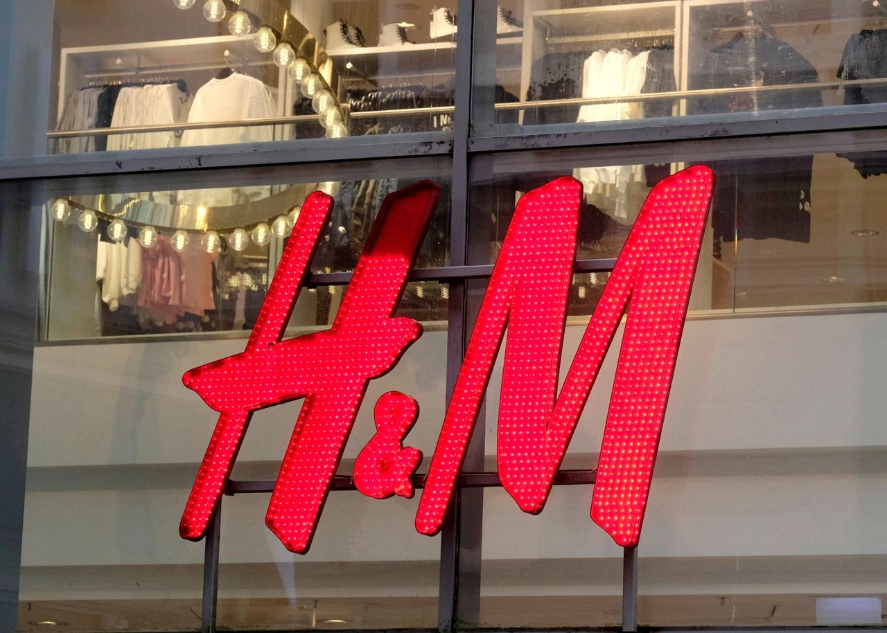 Акции H&M упали из-за низкой прибыльности и отставки CEO / Фото: Reuters/Ints Kalnins