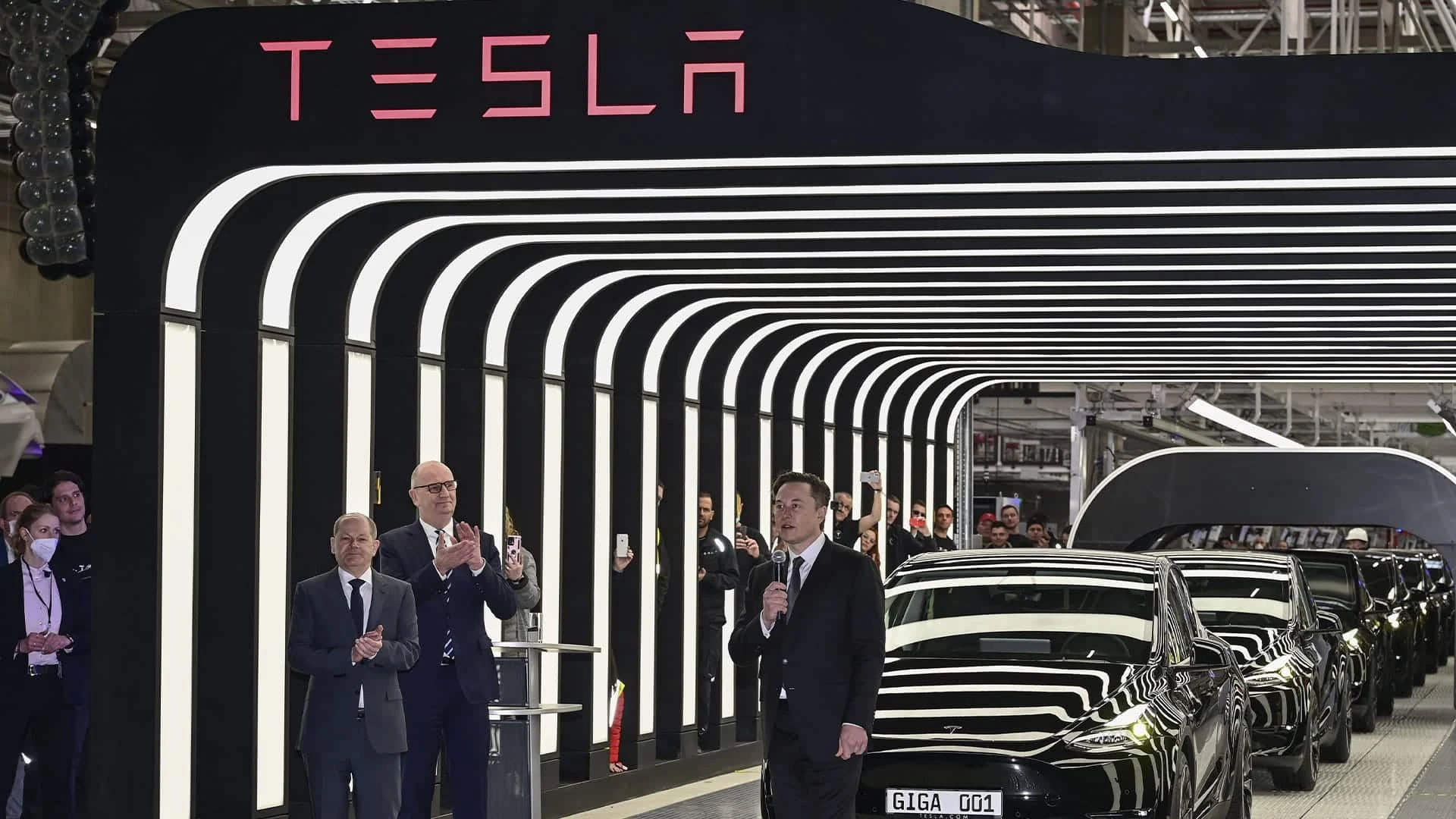Илон Маск планирует получить техасскую прописку для Tesla / Фото: Reuters