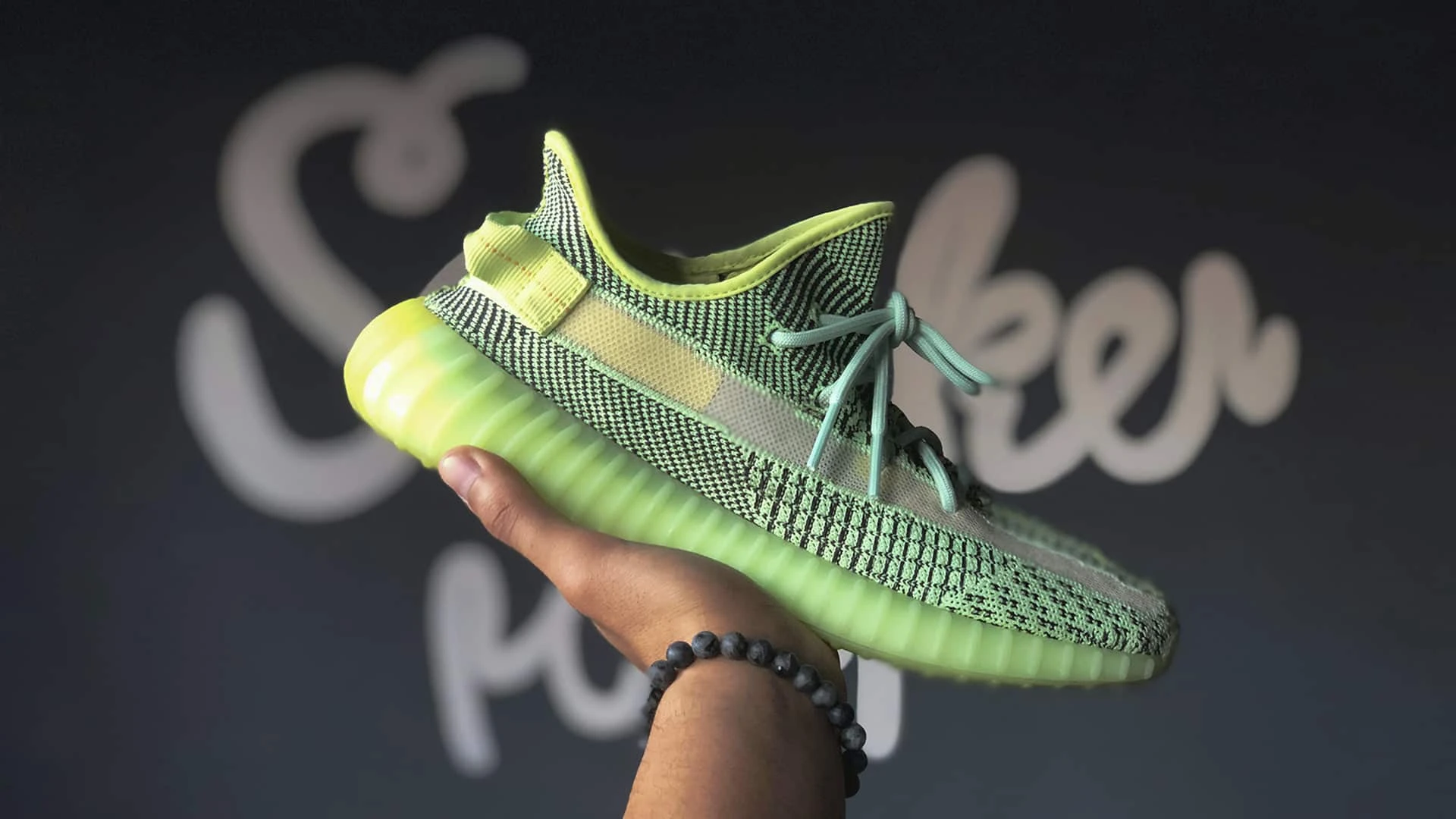 Adidas прекратил выпуск кроссовок Yeezy из-за антисемитских высказываний владельца бренда Канье Уэста / Фото: unsplash