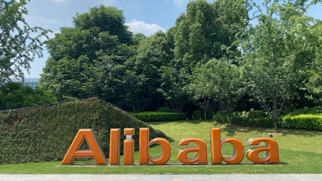 Alibaba может отказаться от стратегии доминирования и в онлайн-, и в офлайн-торговле, считает Bloomberg / Фото: Alibaba