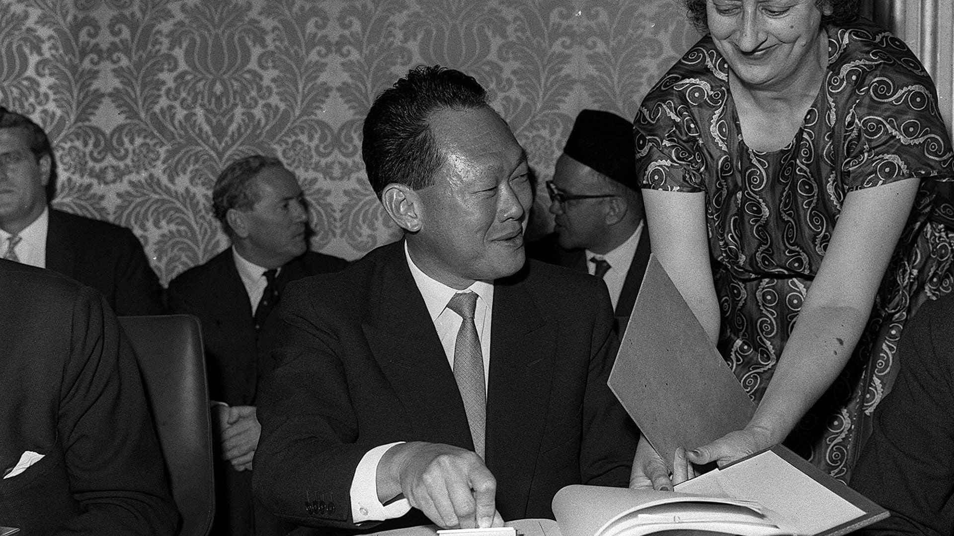 Ли Куан Ю в качестве делегата от Сингапура присутствует на подписании соглашения о создании Федерации Малайзия / Фото: Reuters/PA IMAGES