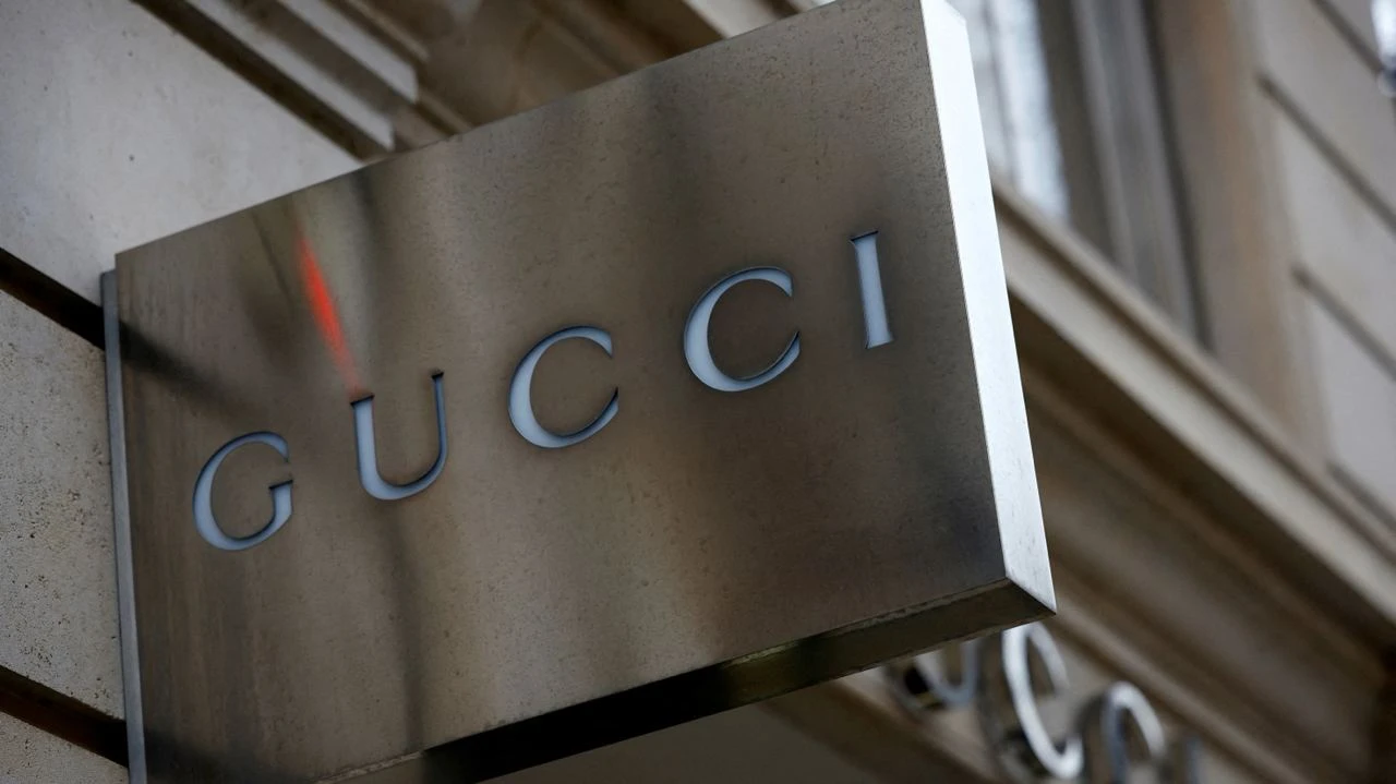 Продажи Gucci в 2023 году снизились, и владеющая брендом Kering будет инвестировать в его оживление / Фото: Reuters/Sarah Meyssonnier