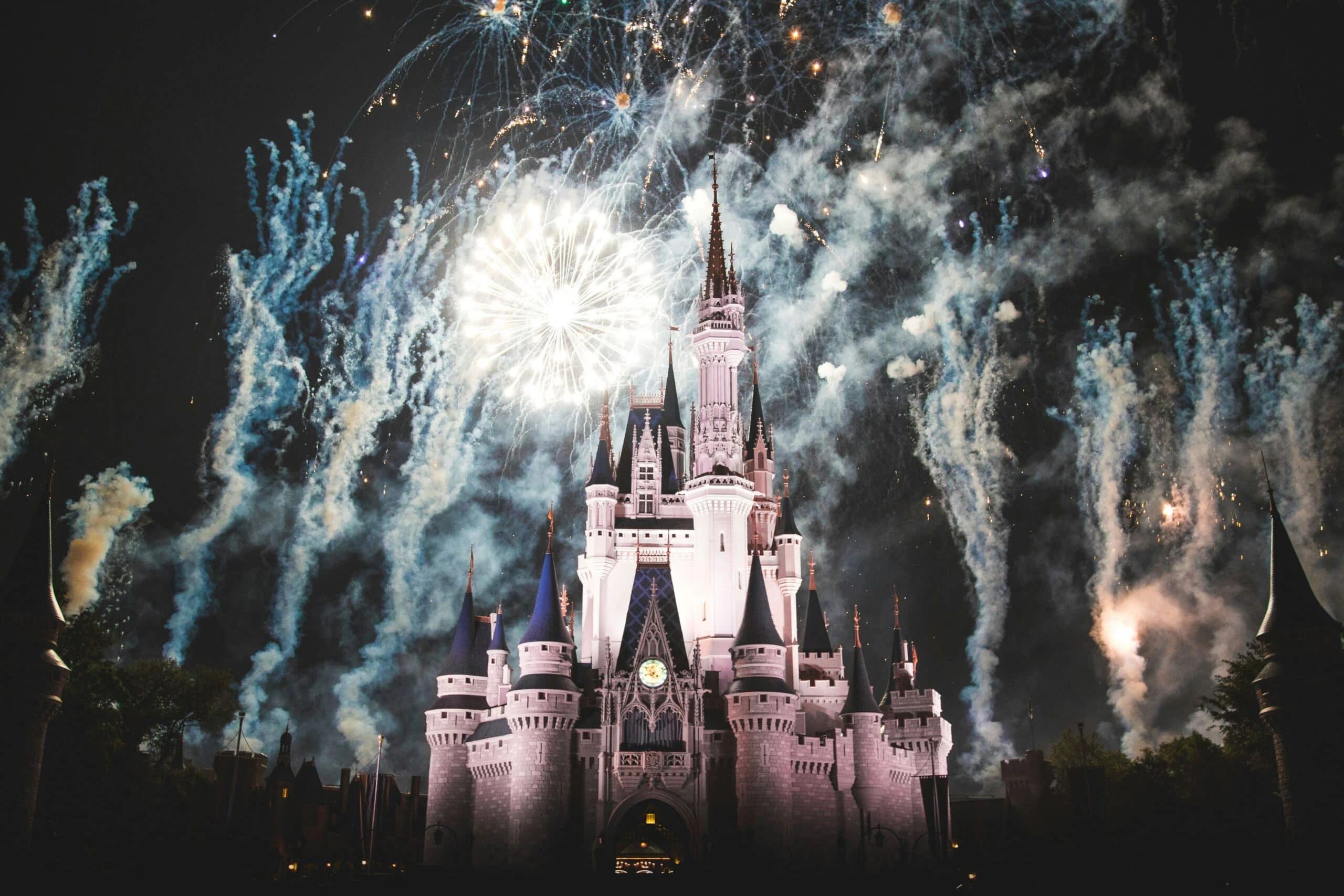 Walt Disney радует не только зрителей в кино, но и инвесторов / Park Troopers/ Unsplash