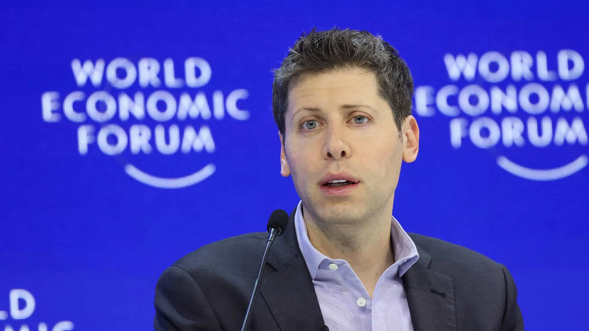 На строительство заводов по выпуску чипов Альтману нужно до $7 трлн — это больше рыночной стоимости Microsoft и Apple вместе взятых (фото REUTERS/Denis Balibouse)