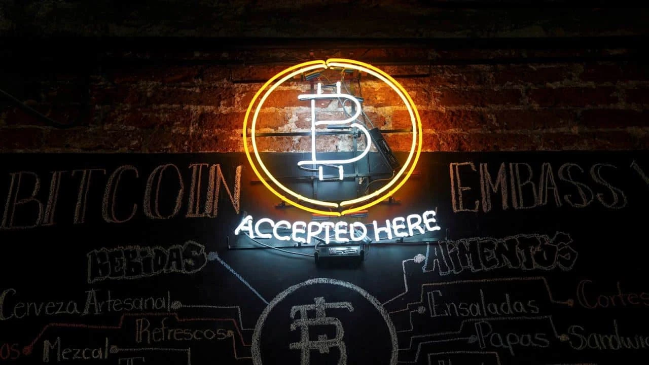 На стоимость биткоина влияет приток денег инвесторов в ETF, запущенные месяц назад / Фото: Reuters/Toya Sarno Jordan