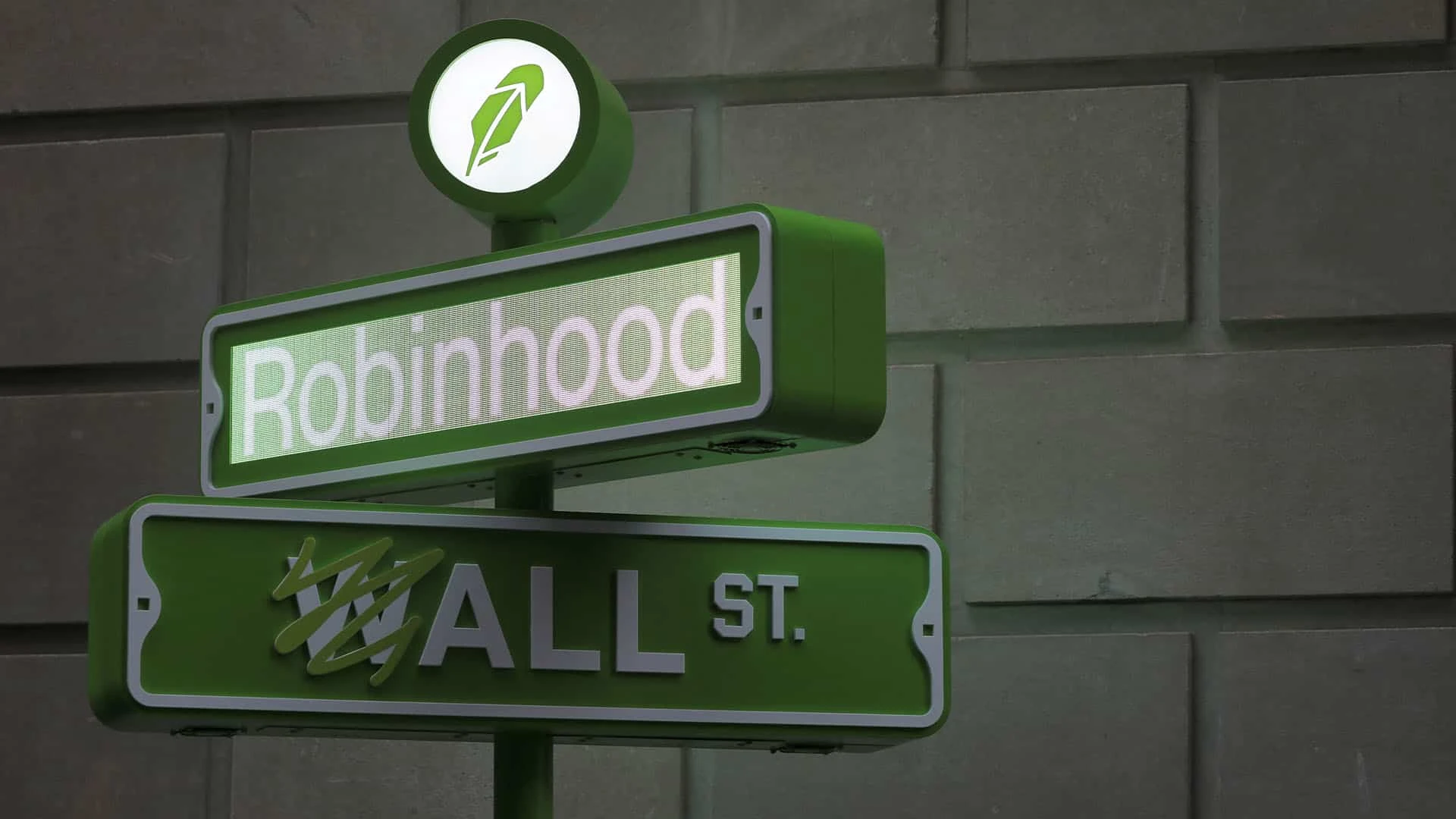 Логотип Robinhood Markets на Уолл-стрит, в Нью-Йорке летом 2021 года / Фото: Reuters