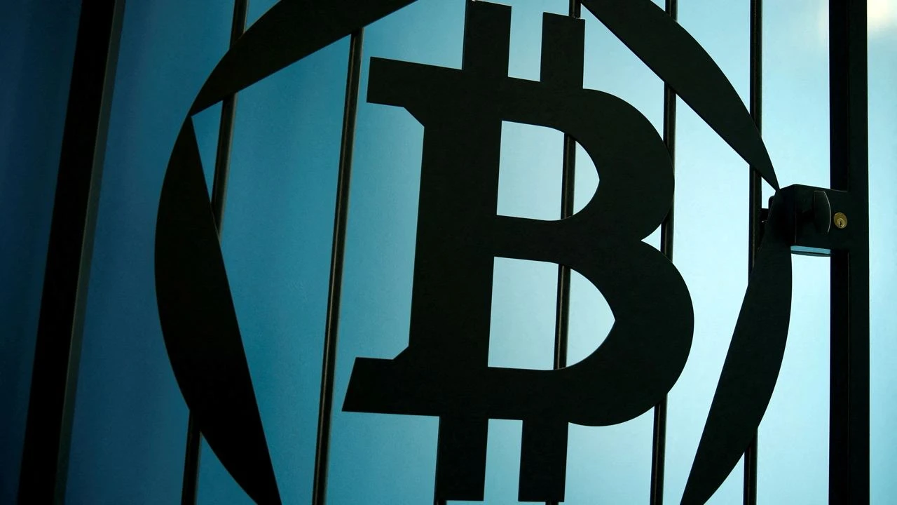 Аналитики предупреждают о предстоящей паузе в ралли биткоина или даже временном падении цены / Фото: Reuters/Benoit Tessier