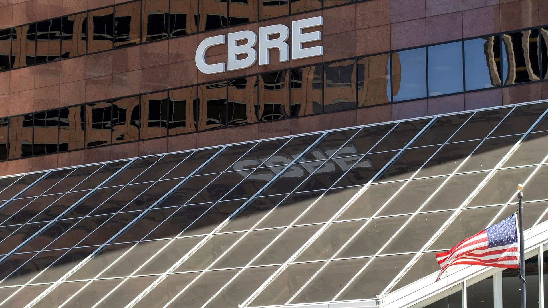 Логотип CBRE на фасаде офиса компании в Лос-Анджелесе / Фото: shutterstock