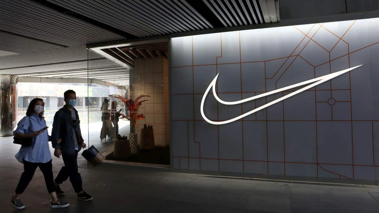 Nike сократит около 2% штата ради инвестиций в сегмент бега и суббренд Jordan / Фото: Reuters/Florence Lo