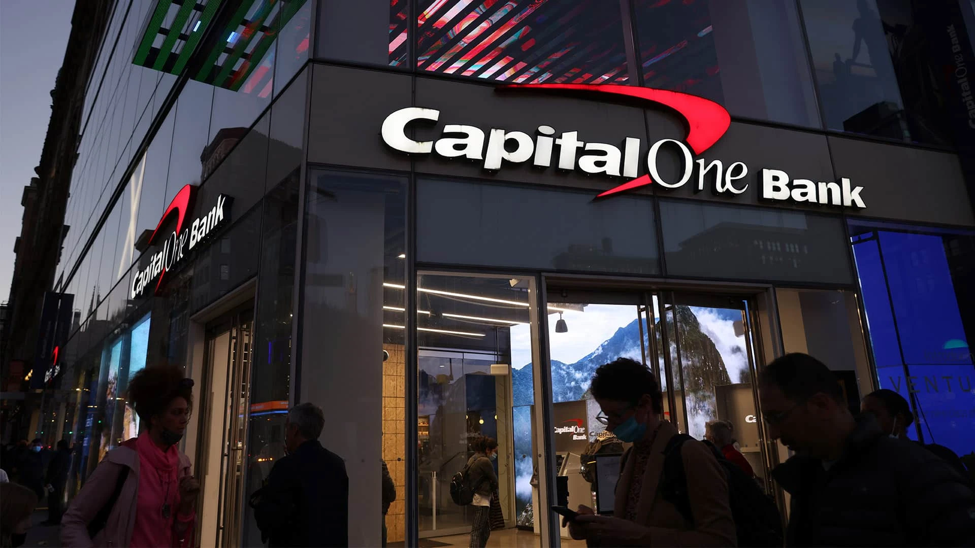 Capital One купит Discover Financial с премией в 27% / Фото: Reuters